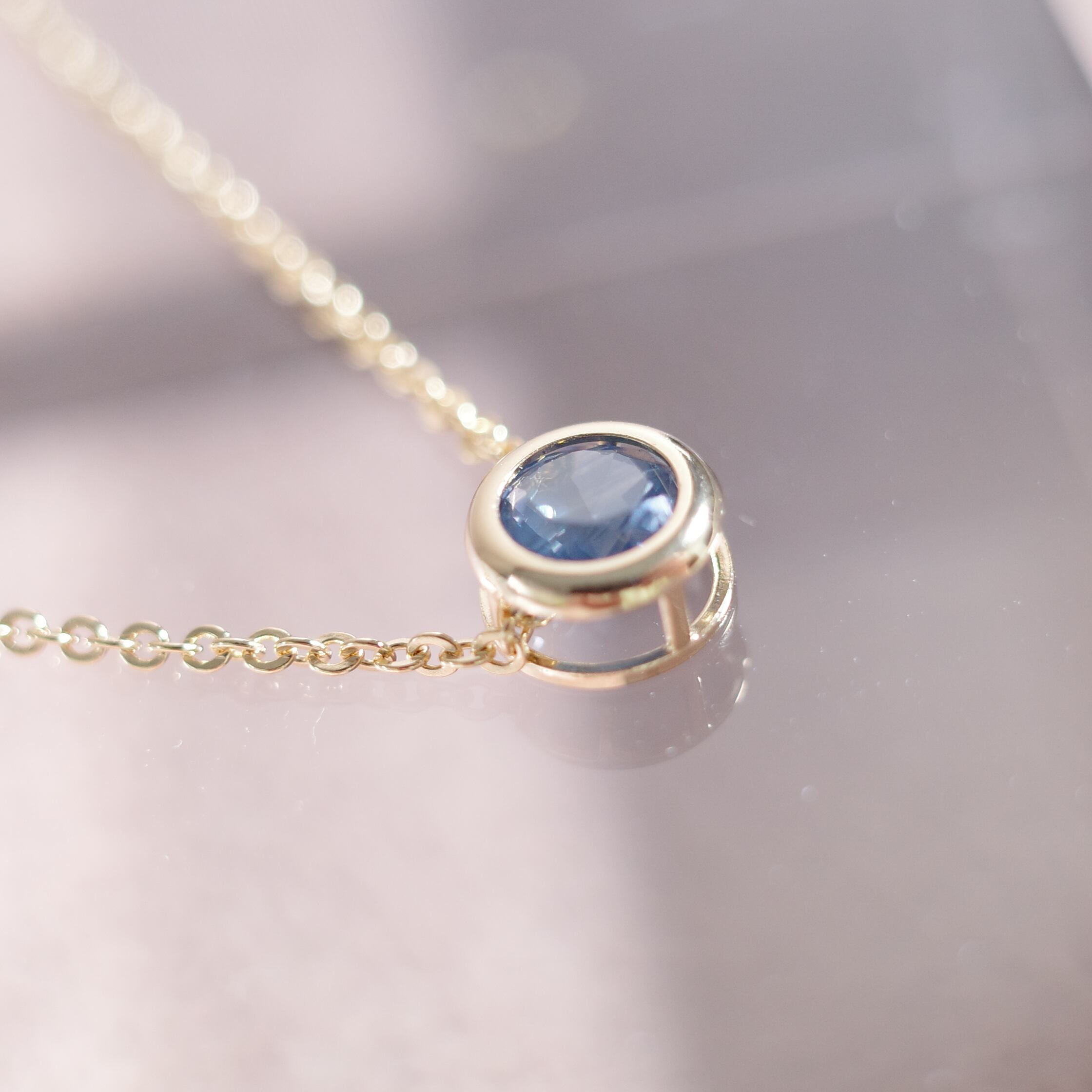 加熱処理以外の加工を施していない、ブルーサファイア本来の美しさをお楽しみください