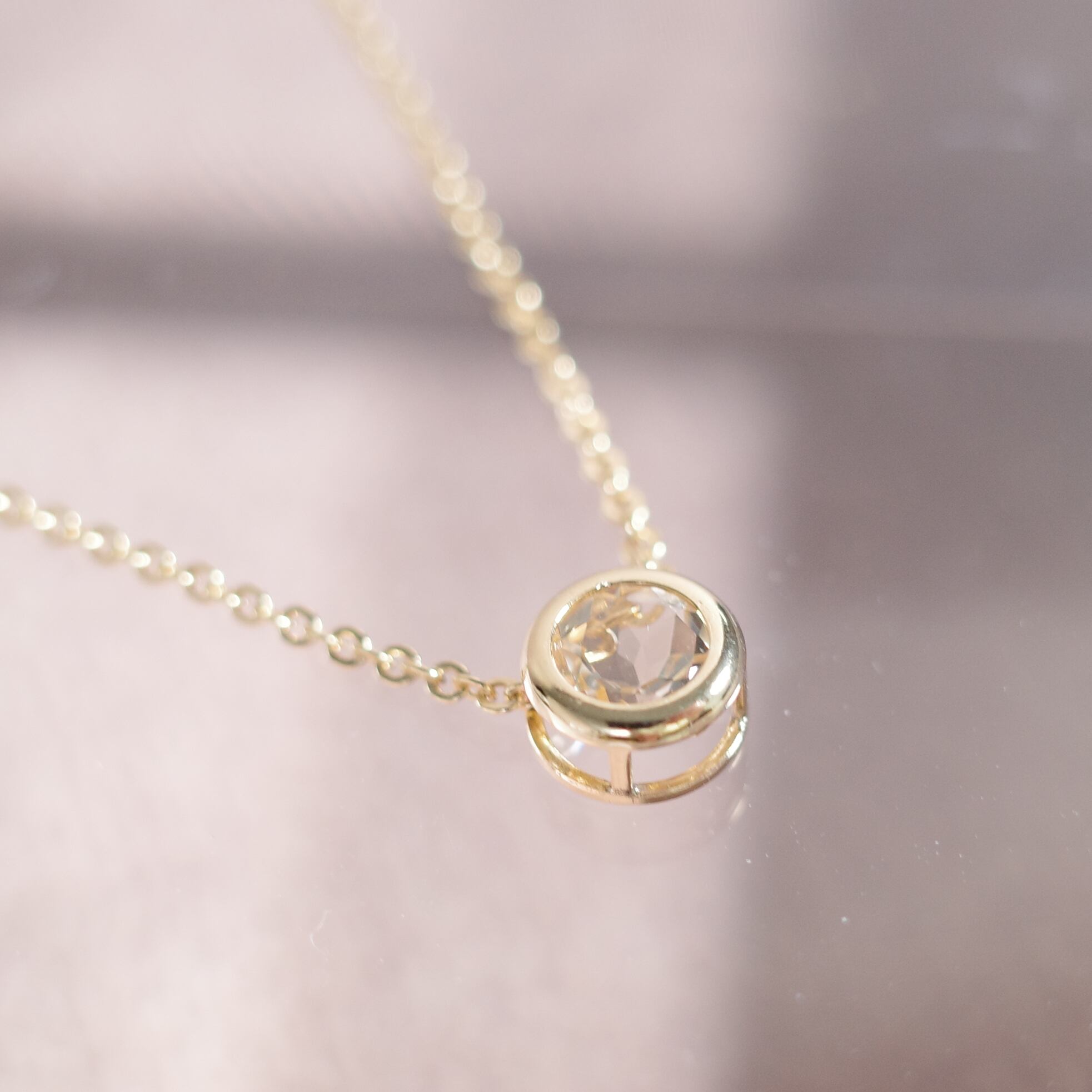 明るく気品のあるイエローはポジティブなパワーを与えてくれます