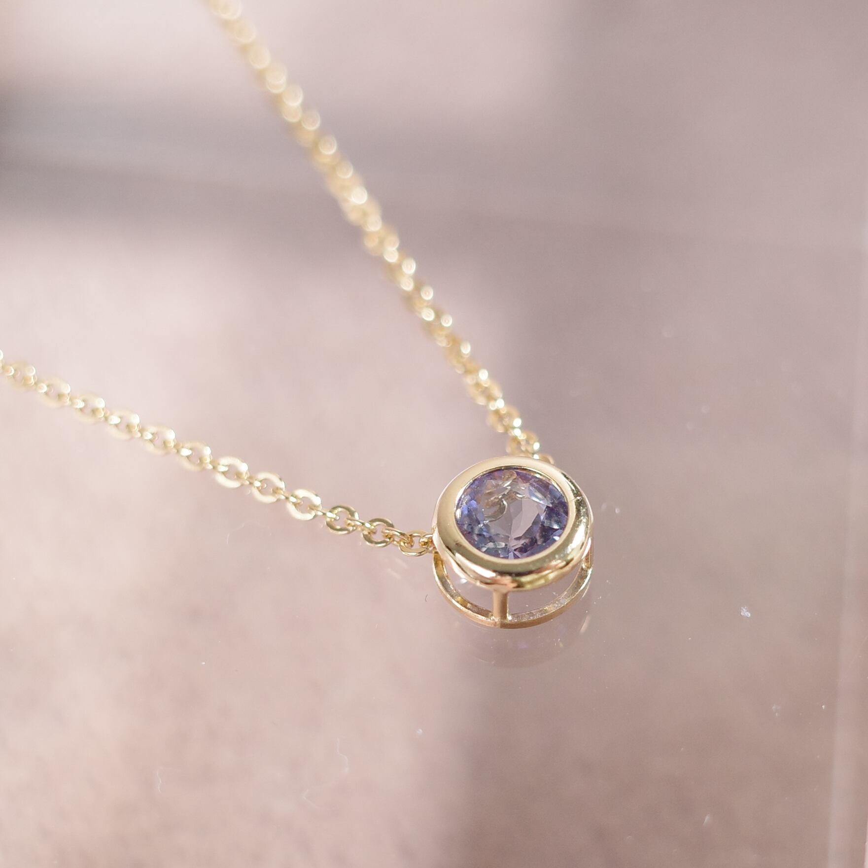 ブルーとパープルの幻想的なグラデーションが美しいタンザナイト