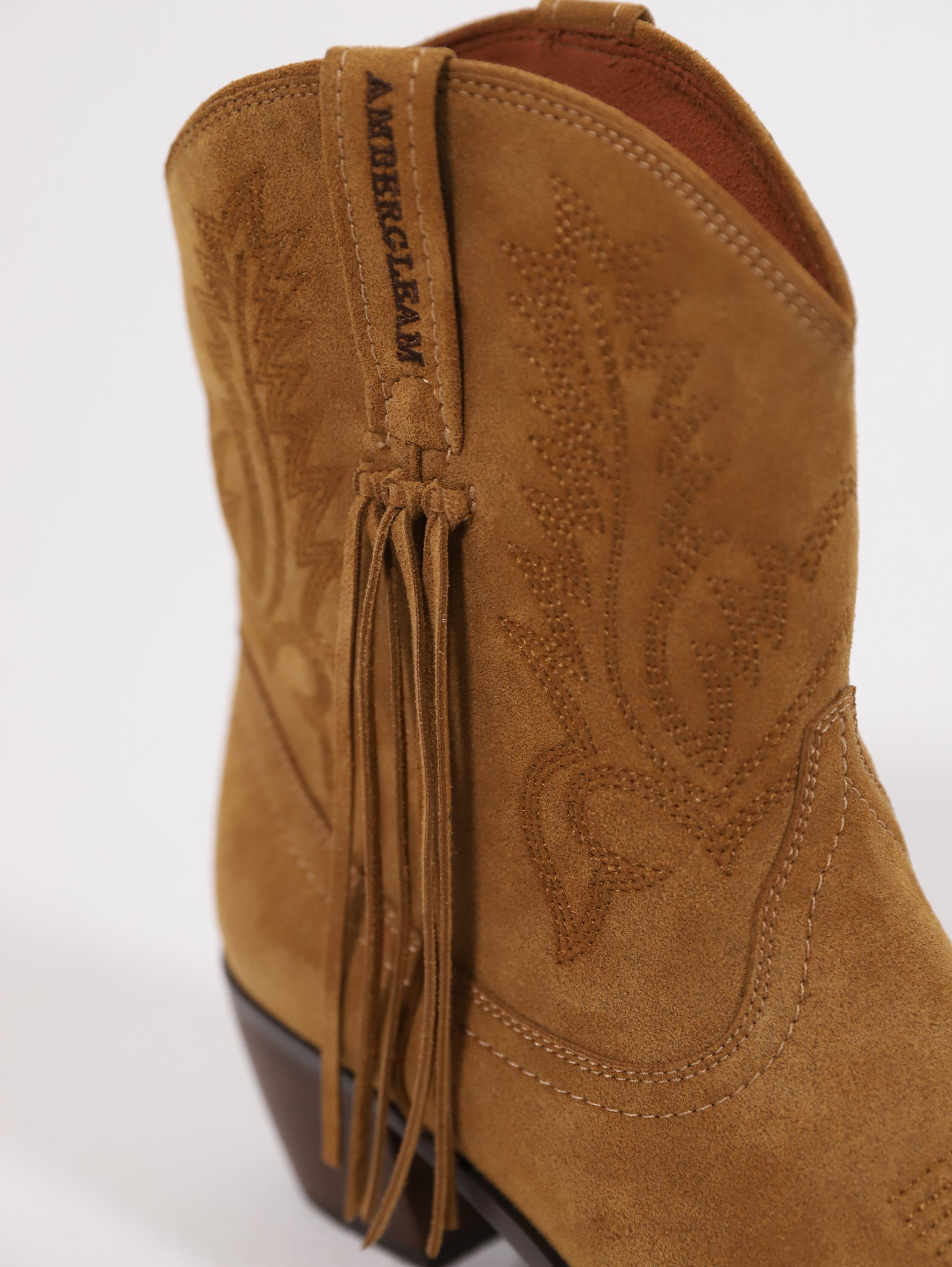 取りはずしやビーズカスタムが可能なタッセル