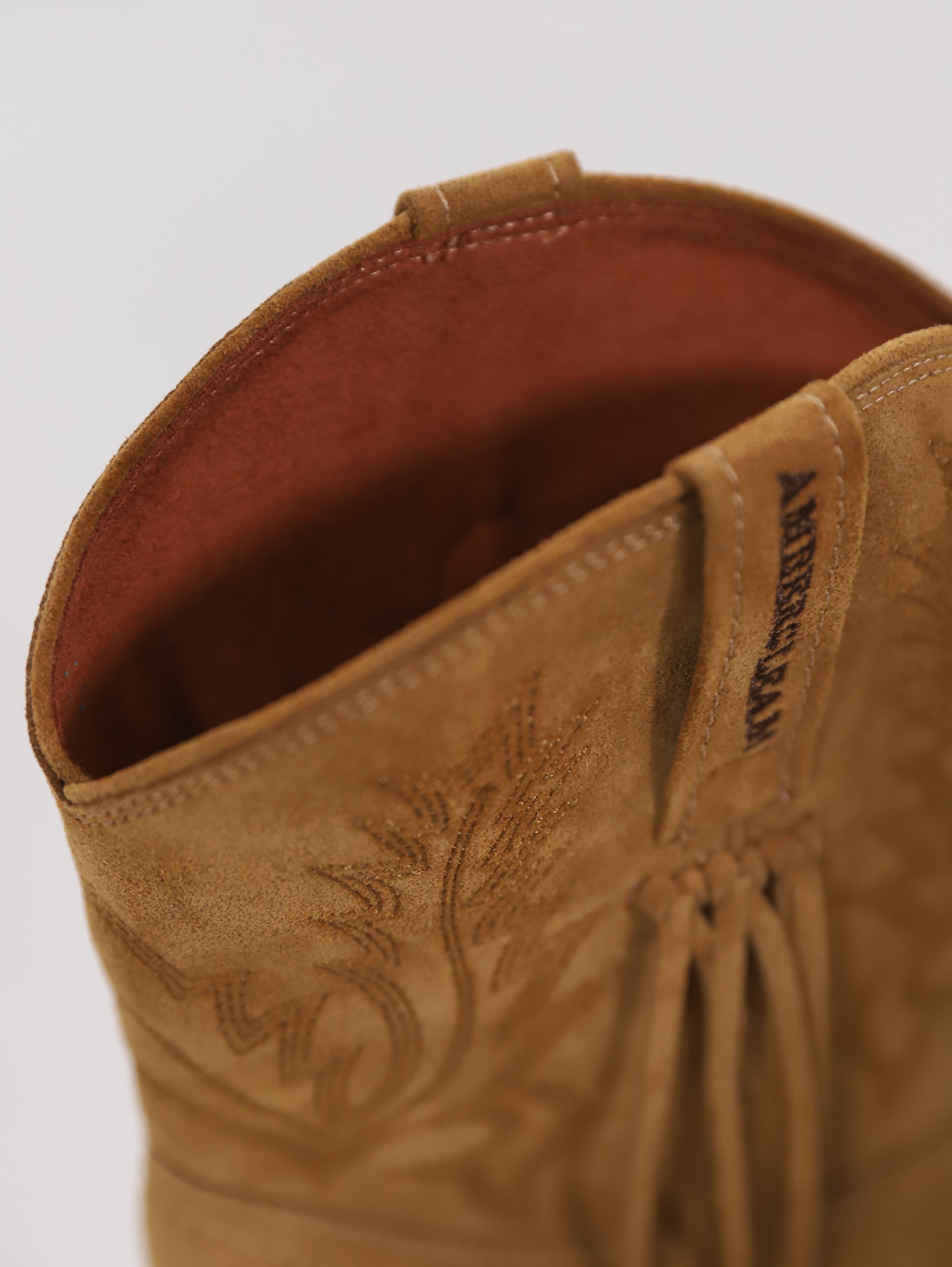 内側はマイクロファイバー素材により靴擦れ防止