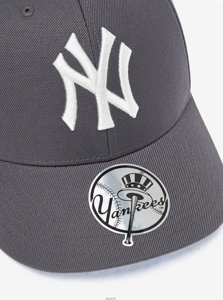 Charcoal Grey(カリナ着用)