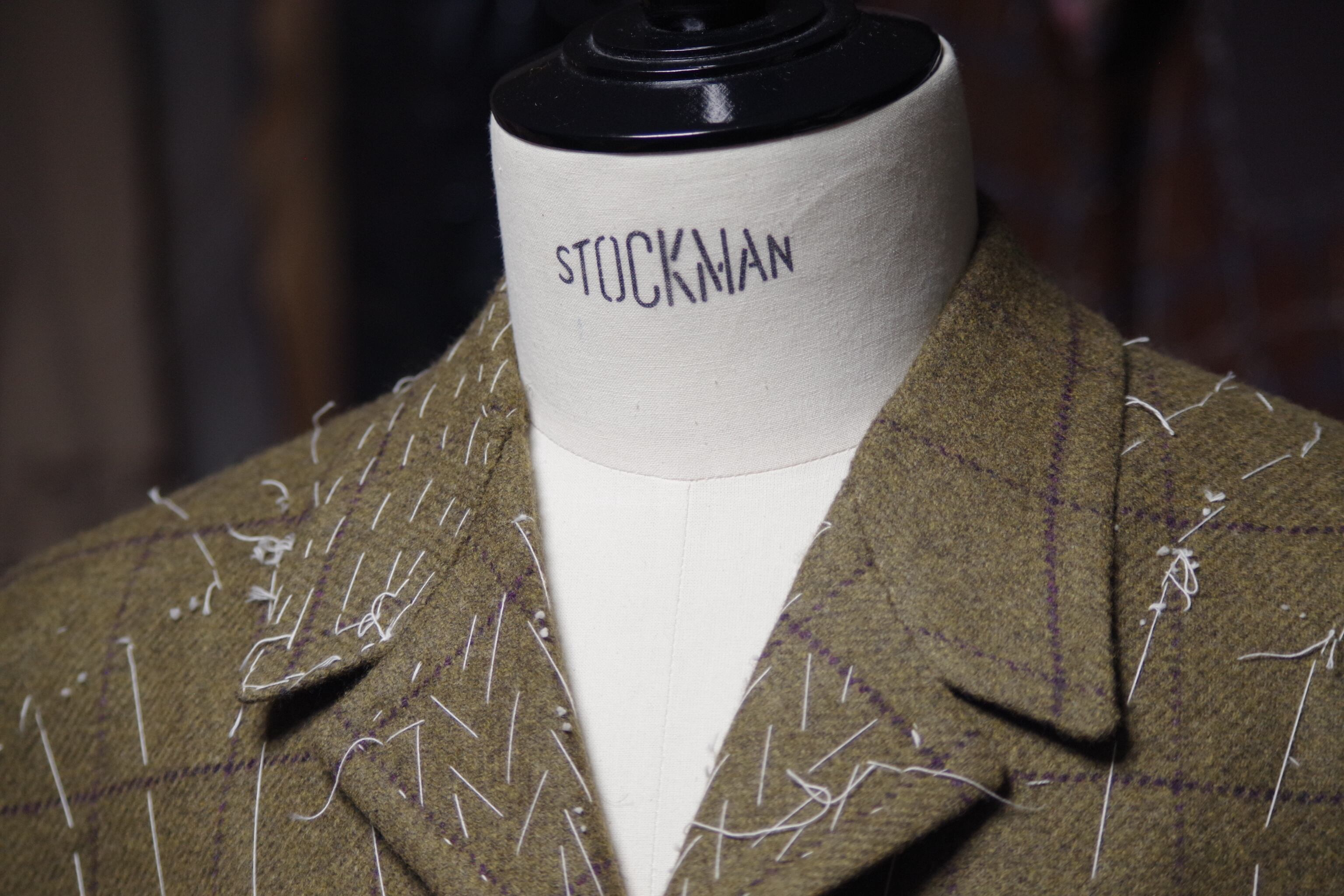 S字にカーブし、襟先で鋭角に折れ曲がる襟にたて・よこの織柄を合わせた襟