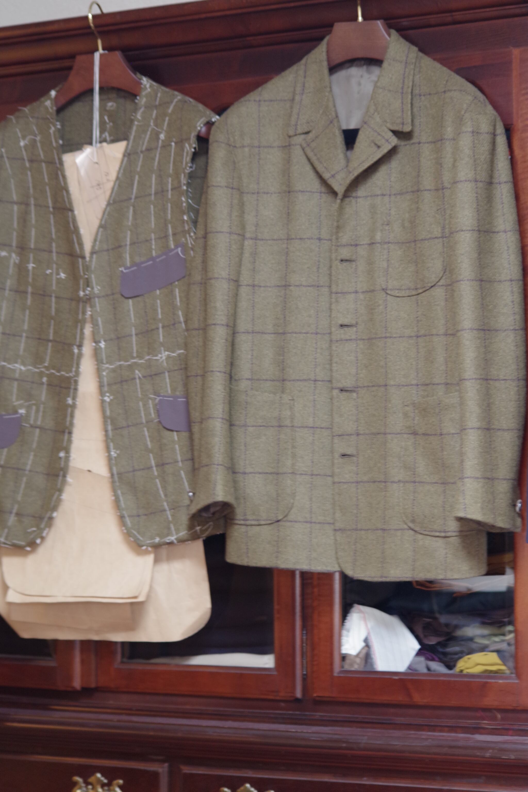 レイヤードしてご着用いただけるジャケットサイジングのオーバーベストとのアンサンブル