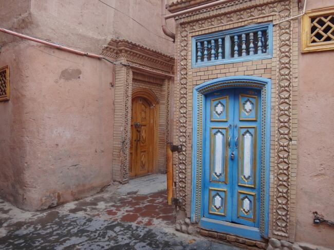 青いドアが印象的なカシュガル旧市街の路地裏