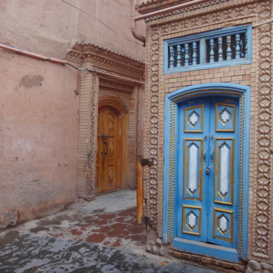 青いドアが印象的なカシュガル旧市街の路地裏