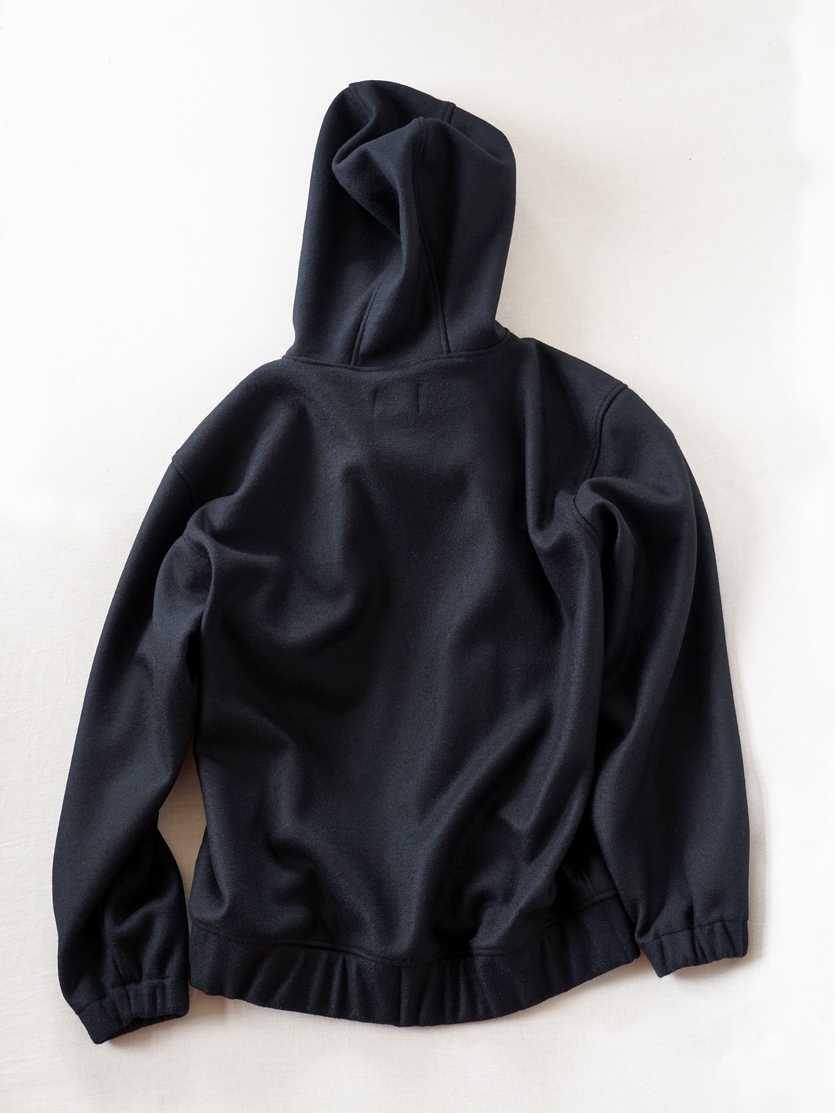 前身頃と後身頃を“肩で継がずに一枚の生地から裁断”しています。 ゆるく包み込むフォルムになります。