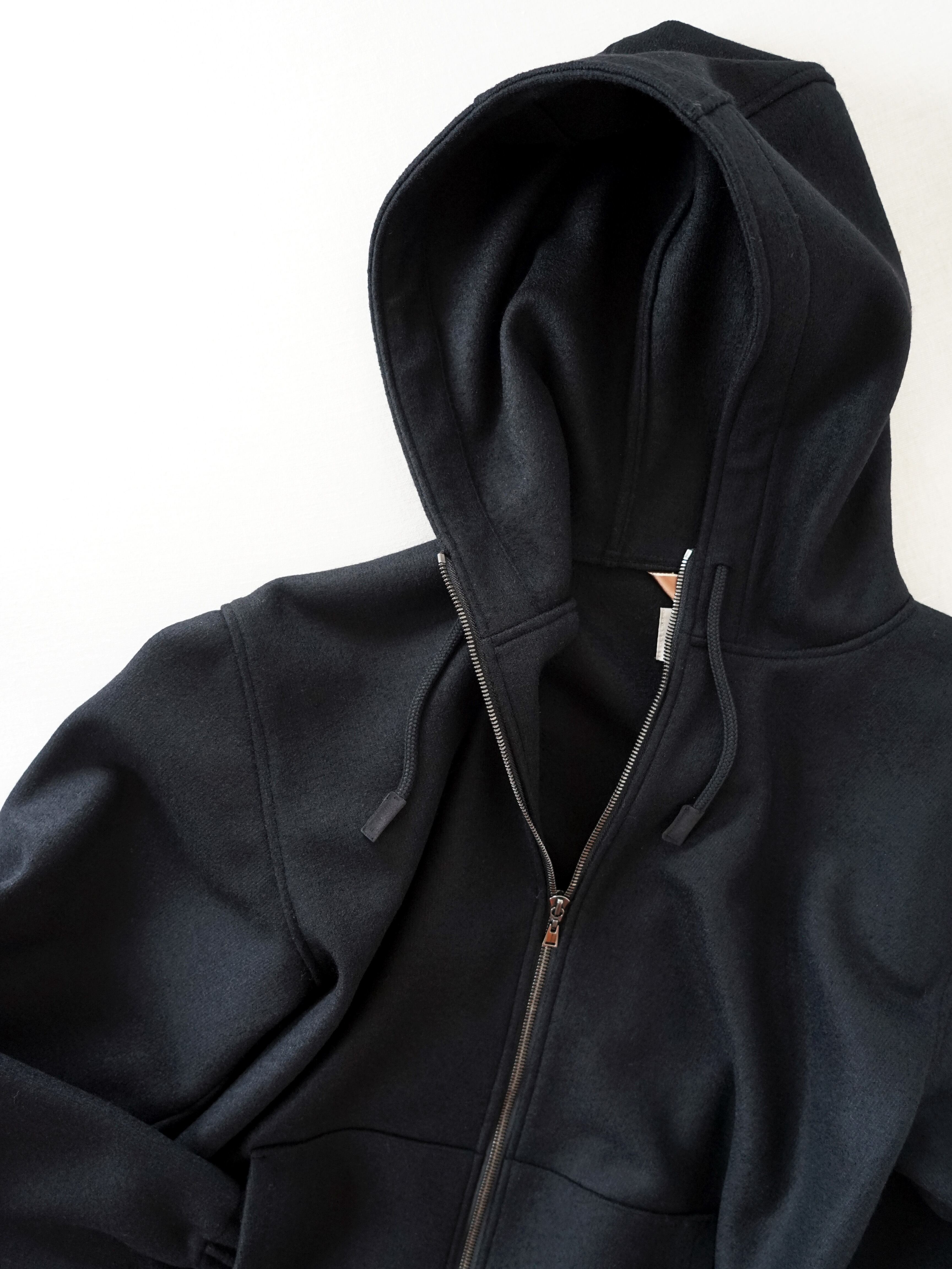 身返しをつけファスナーを挟み込むことで開いた表情も綺麗です。