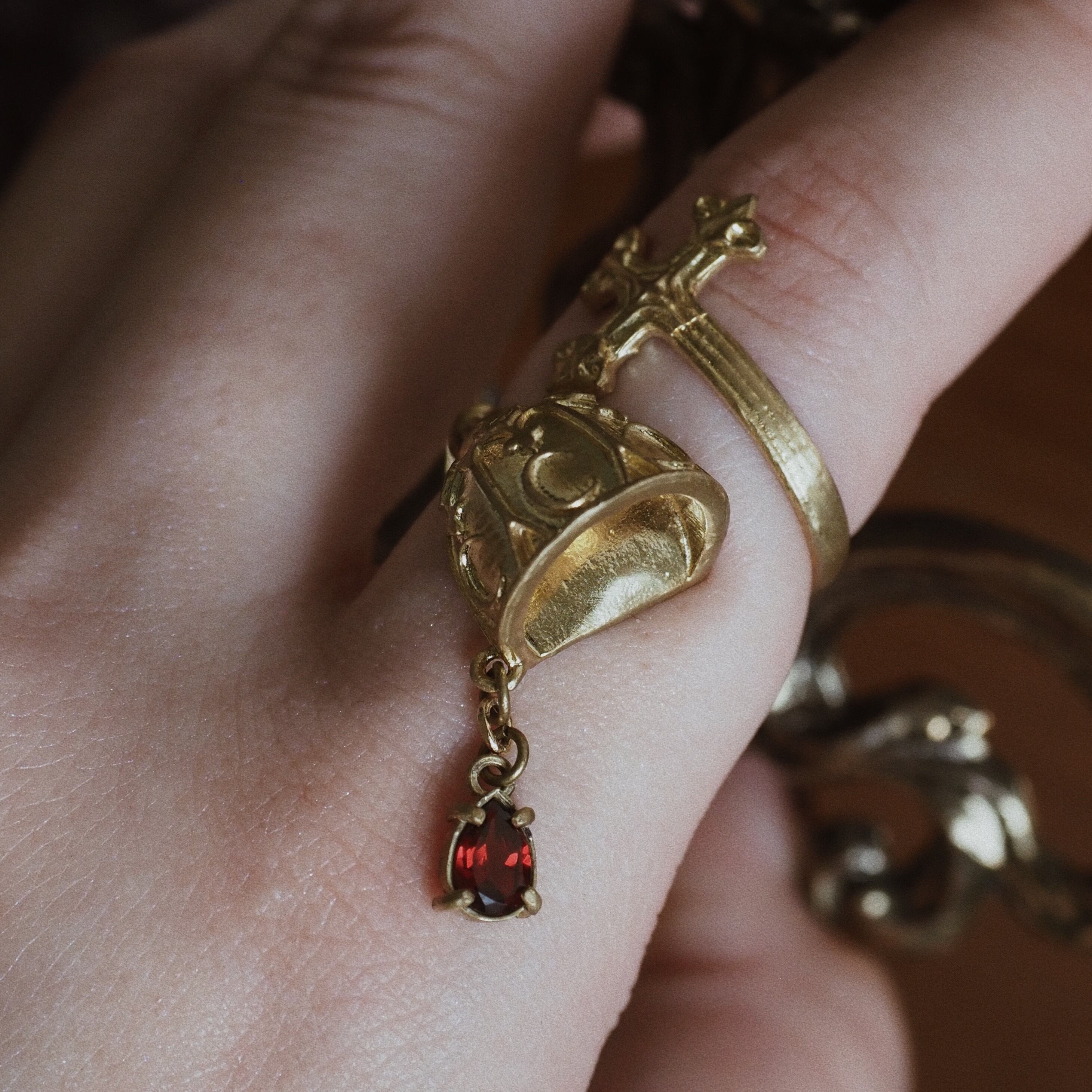 ゴブレットはカクテルの受け皿として、 そこに刻まれる月は女性（ここでいうマリア像）の象徴として