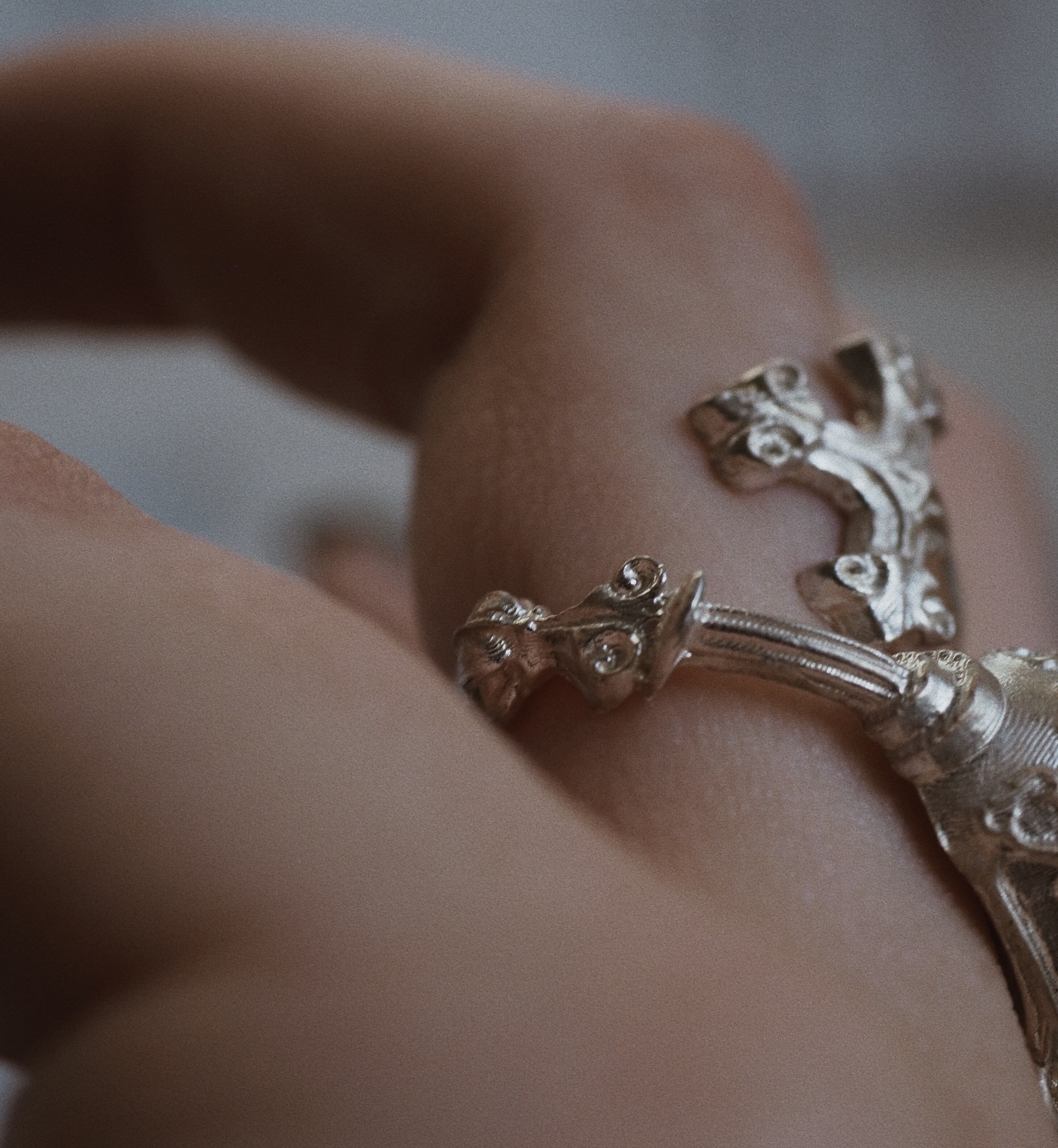 その下の装飾は祈る場所となる教会の一部をモチーフとして入れています。