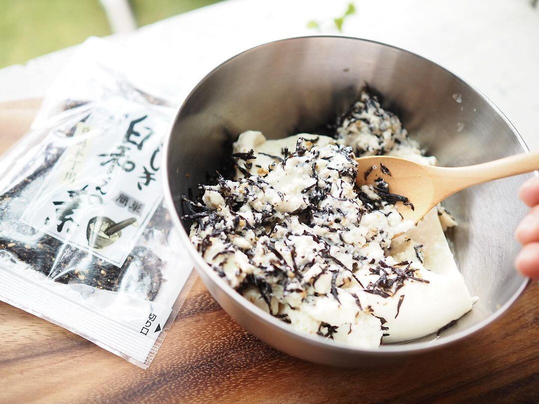 ボウルに、豆腐一丁と本品1袋を入れ、 スプーンや箸で豆腐をつぶしながらよく混ぜ合せます。