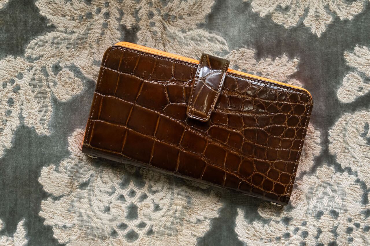 外はブラウンのクロコ革。