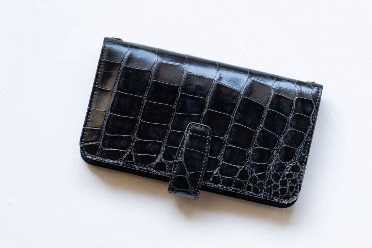 外はネイビーのクロコ革。