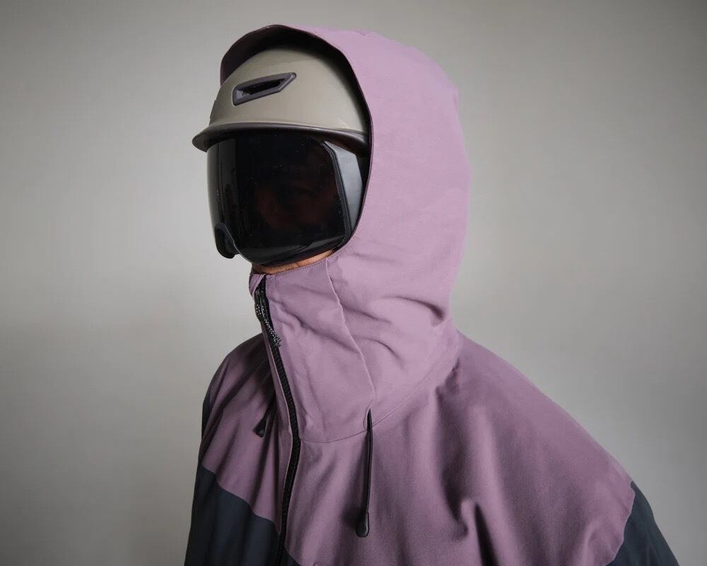 ヘルメット対応 + 3点調節可能なフード