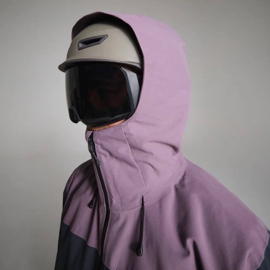 ヘルメット対応 + 3点調節可能なフード