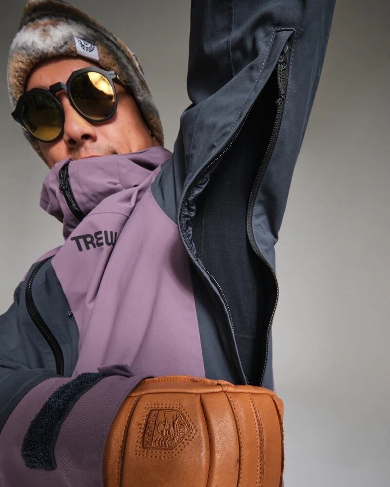 両サイドに長いベンチレーション用ピットジップ