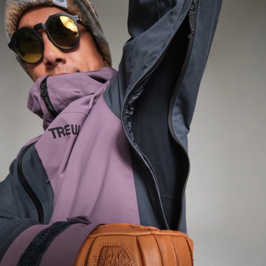 両サイドに長いベンチレーション用ピットジップ