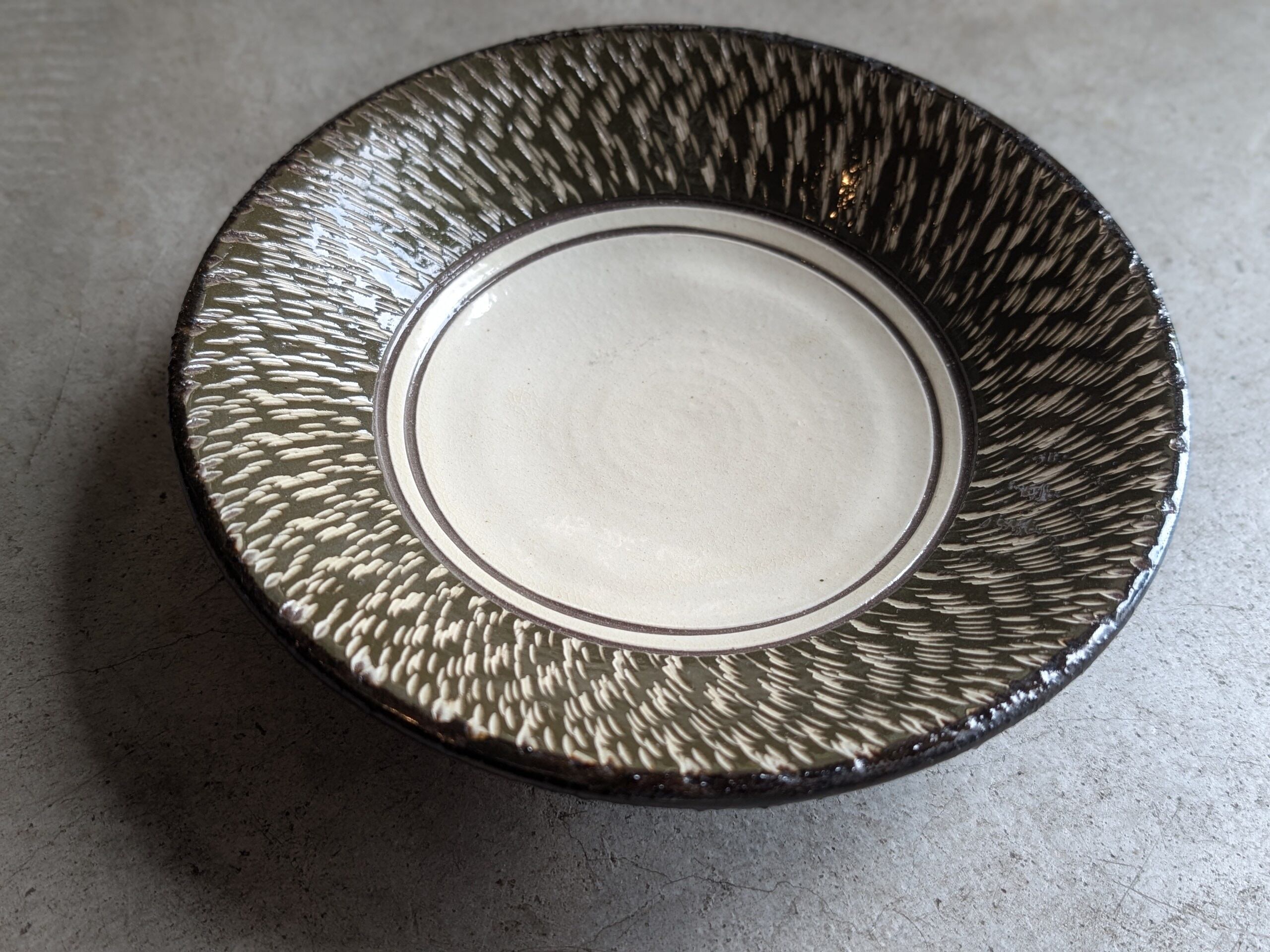 【やちむん】大皿 やちむん 皿7寸（飛鉋） | やちむん工房 與那嶺 | inoya | Basic Life