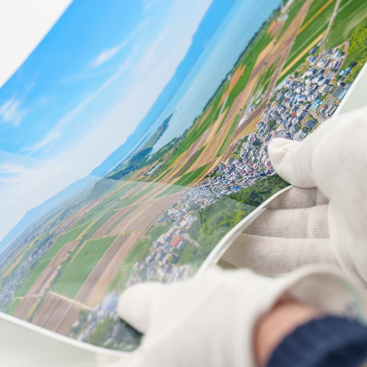 検品後透明スリーブに収納