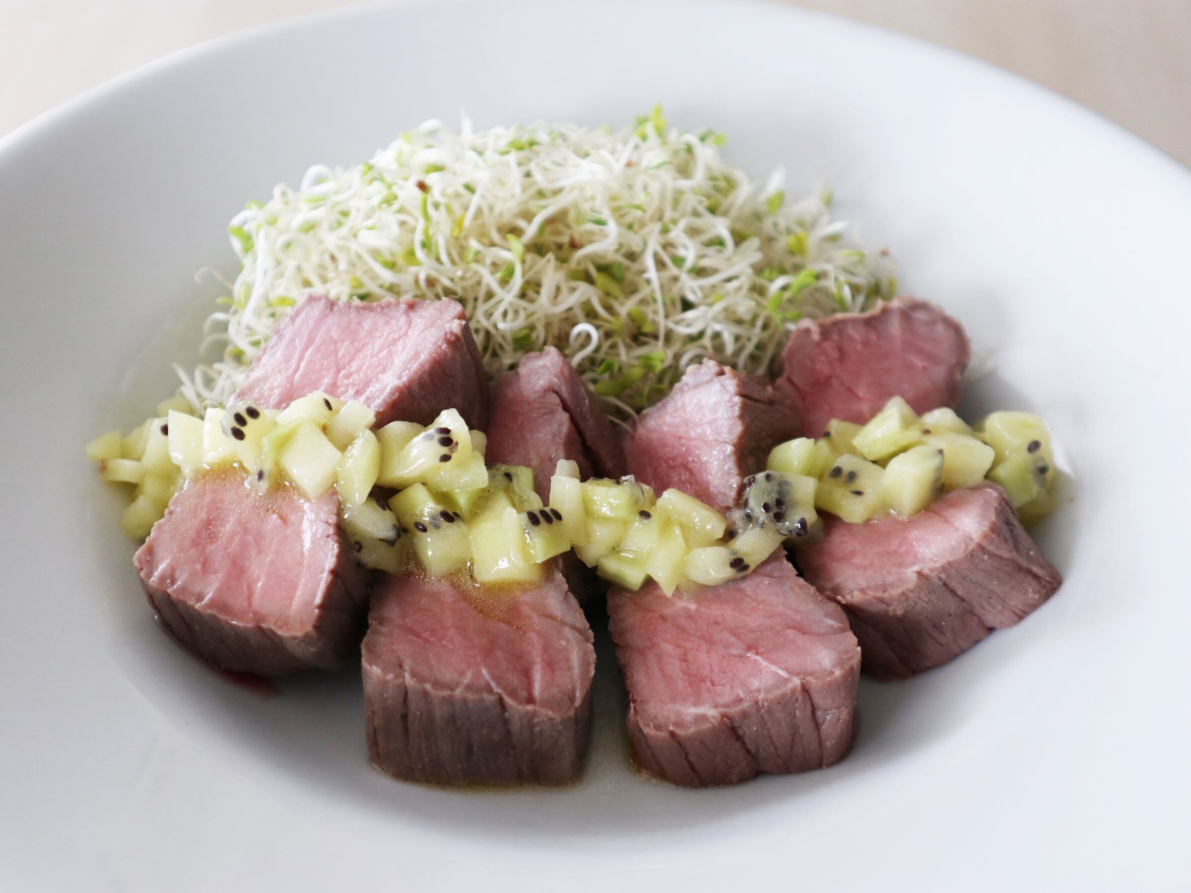 キウイソースでしっとりステーキ