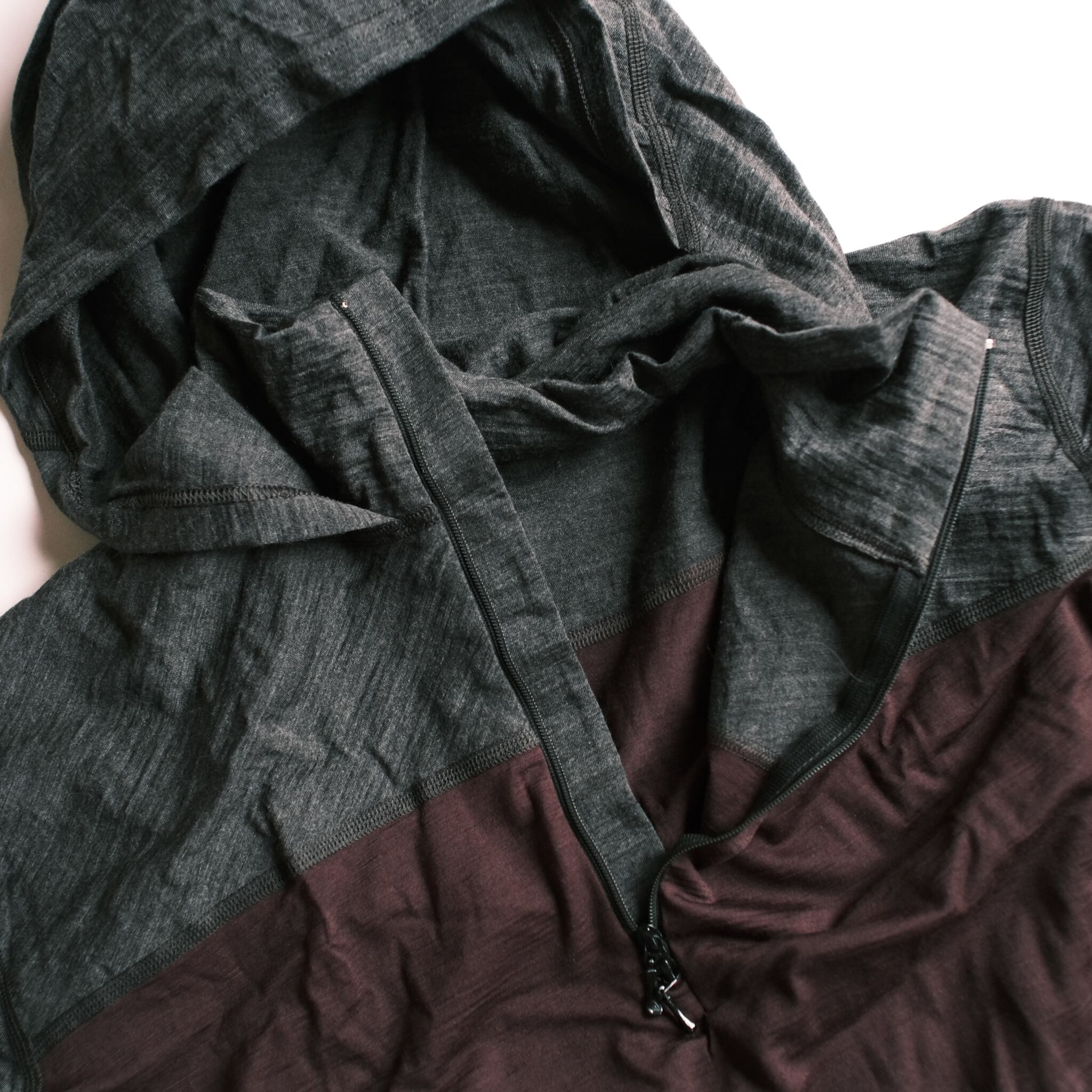 ジッパーの裏は冷気を防ぐフラップ仕様、着心地もすこぶる良い