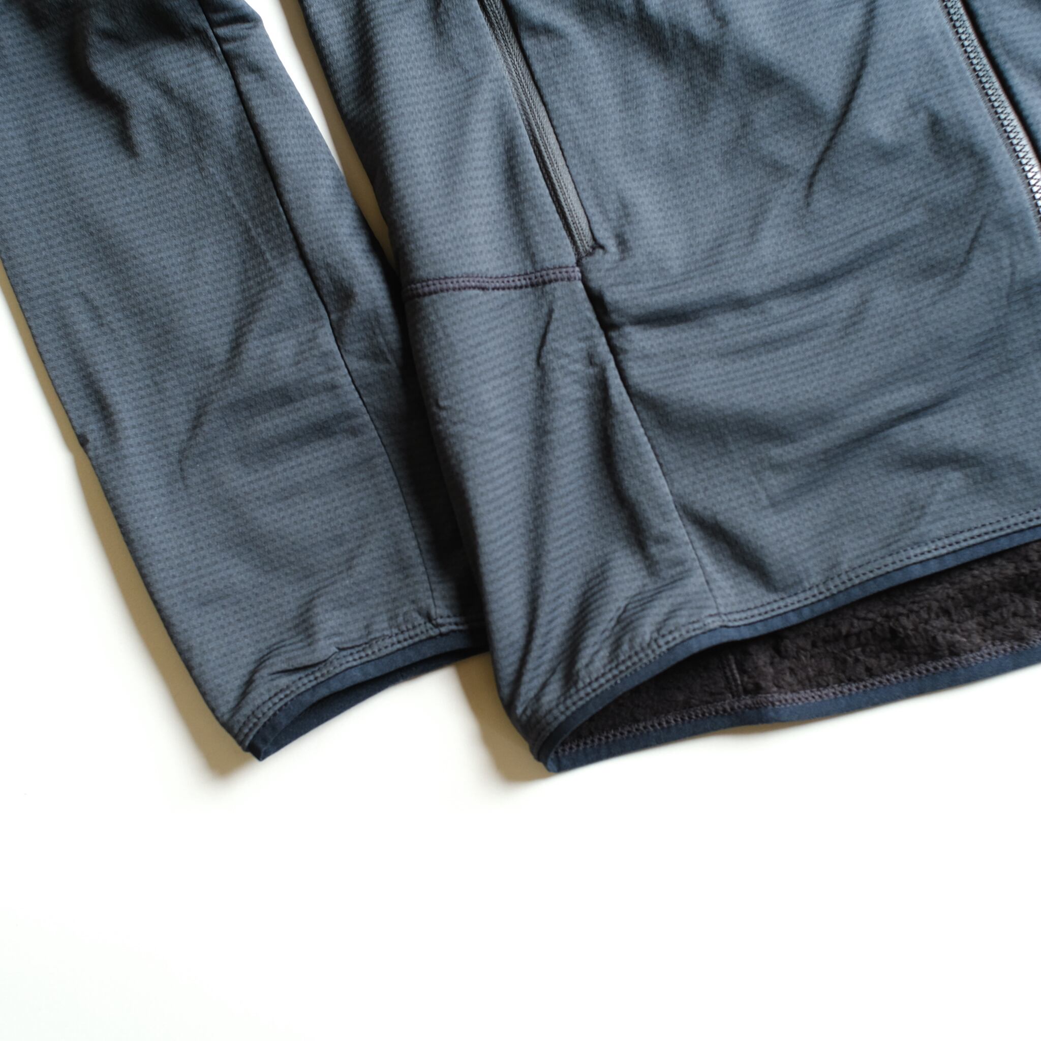 袖口と裾に伸縮性のあるバインディングで快適性に優れる