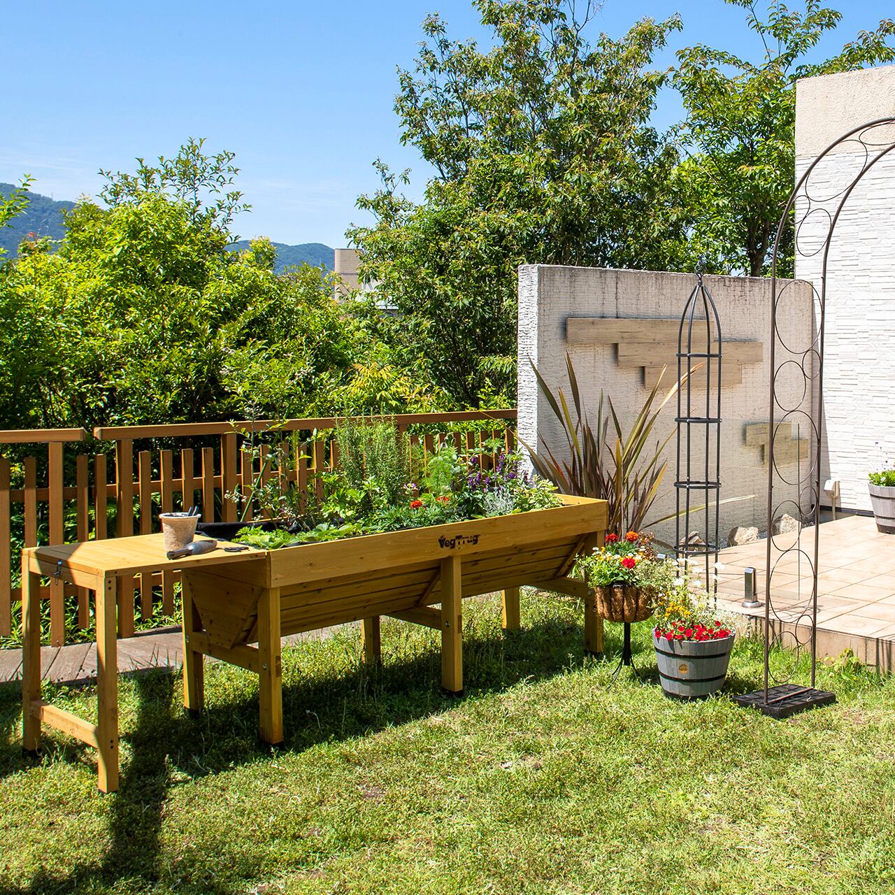 すきま畑 壁ピタ Lサイズ。壁ピタでも壁際ではなくても設置可能。スリムなので意外と場所を取らない