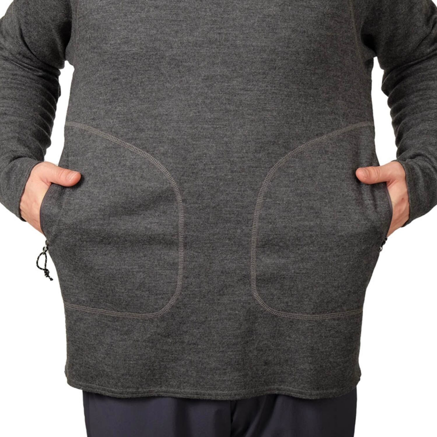 使いやすい大きめポケット