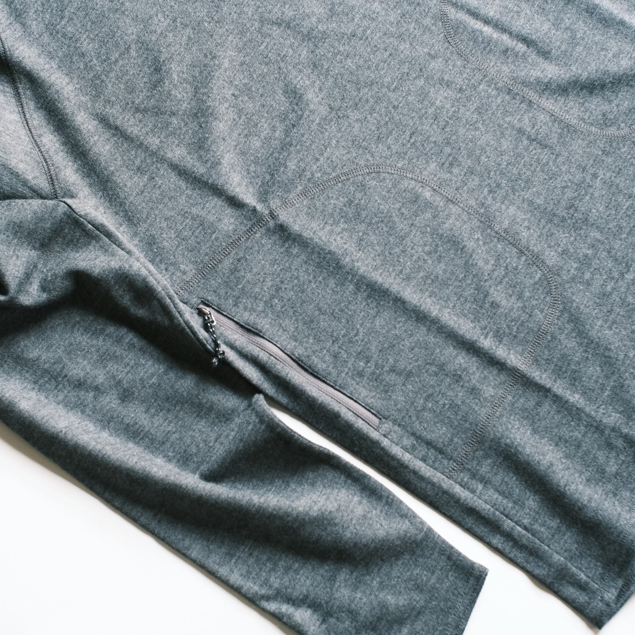 着心地よくストレッチする上質なメリノウール生地