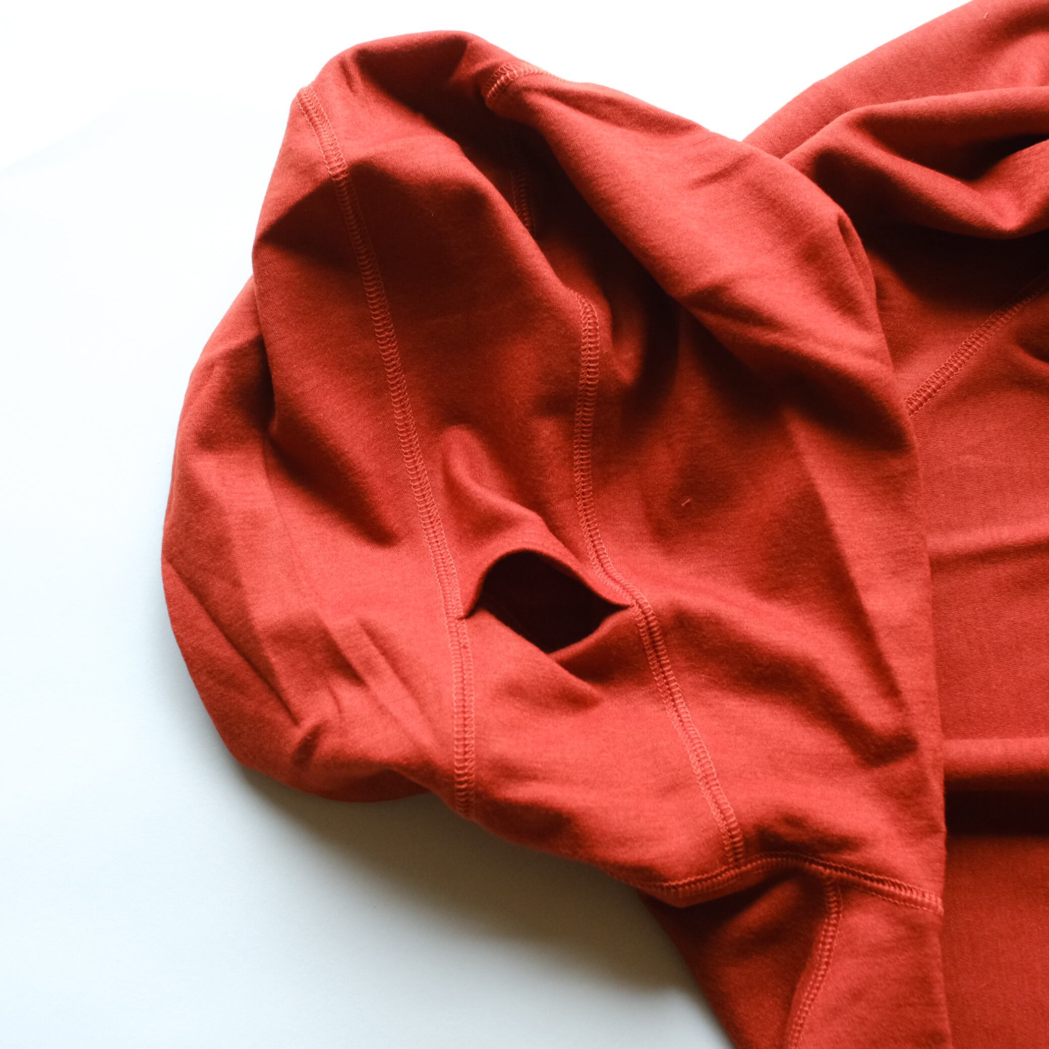 髪が長い人はフーディー内で髪が邪魔にならないように束ねて出す事が可能