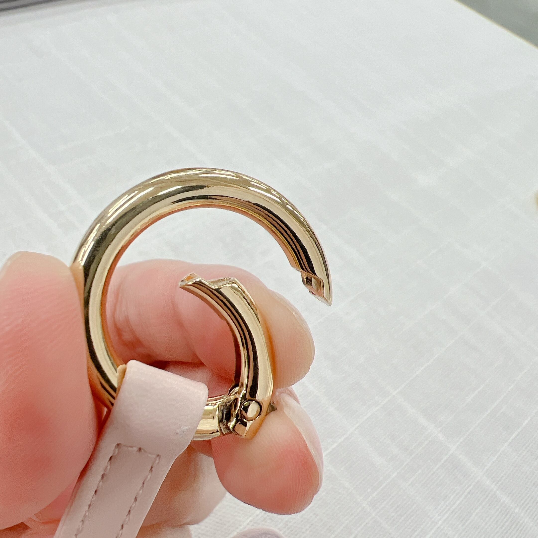 カラビナはこんな風に開きます