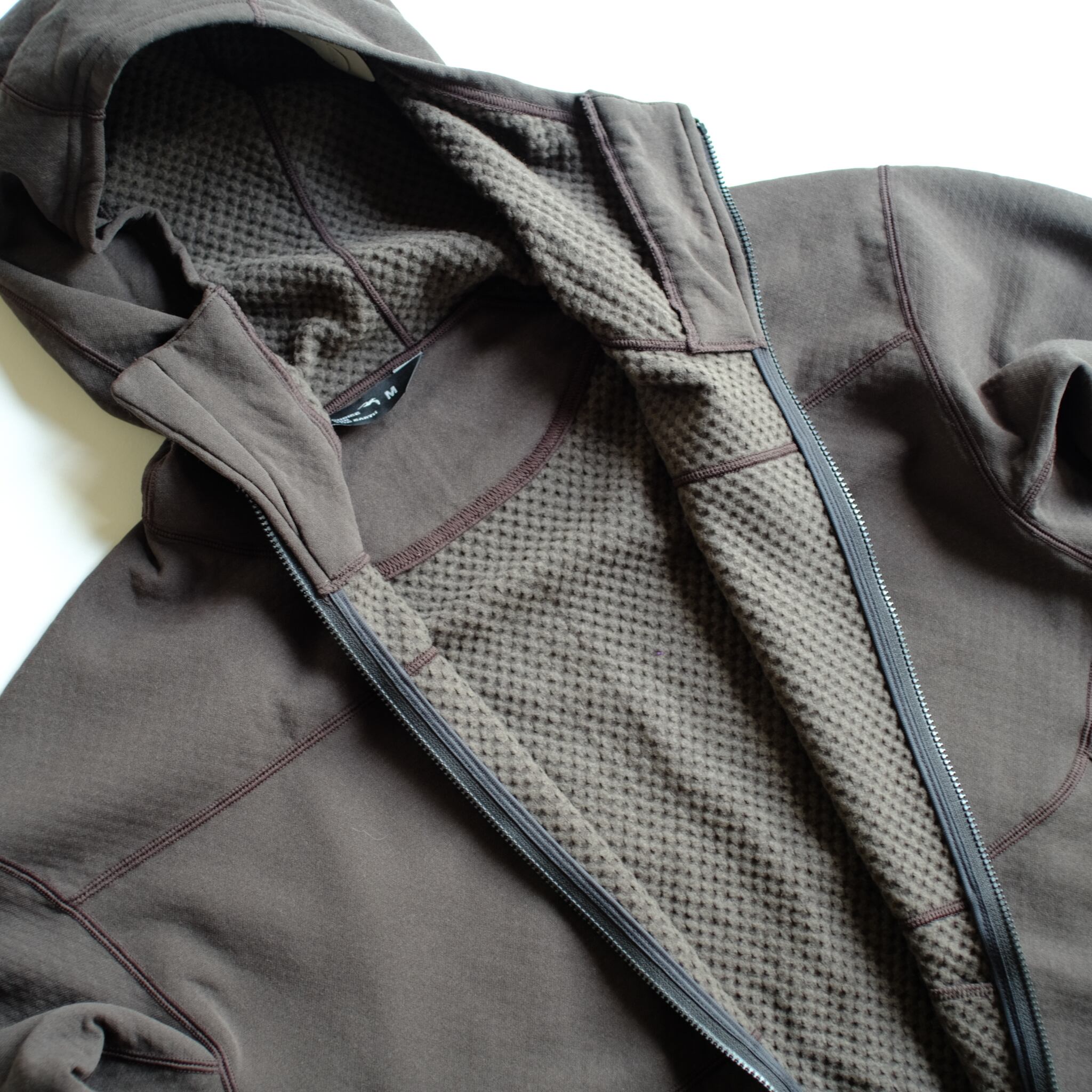 首元はチンガード、裏地は凹凸のあるウールフリースが素早く保温して汗を拡散する