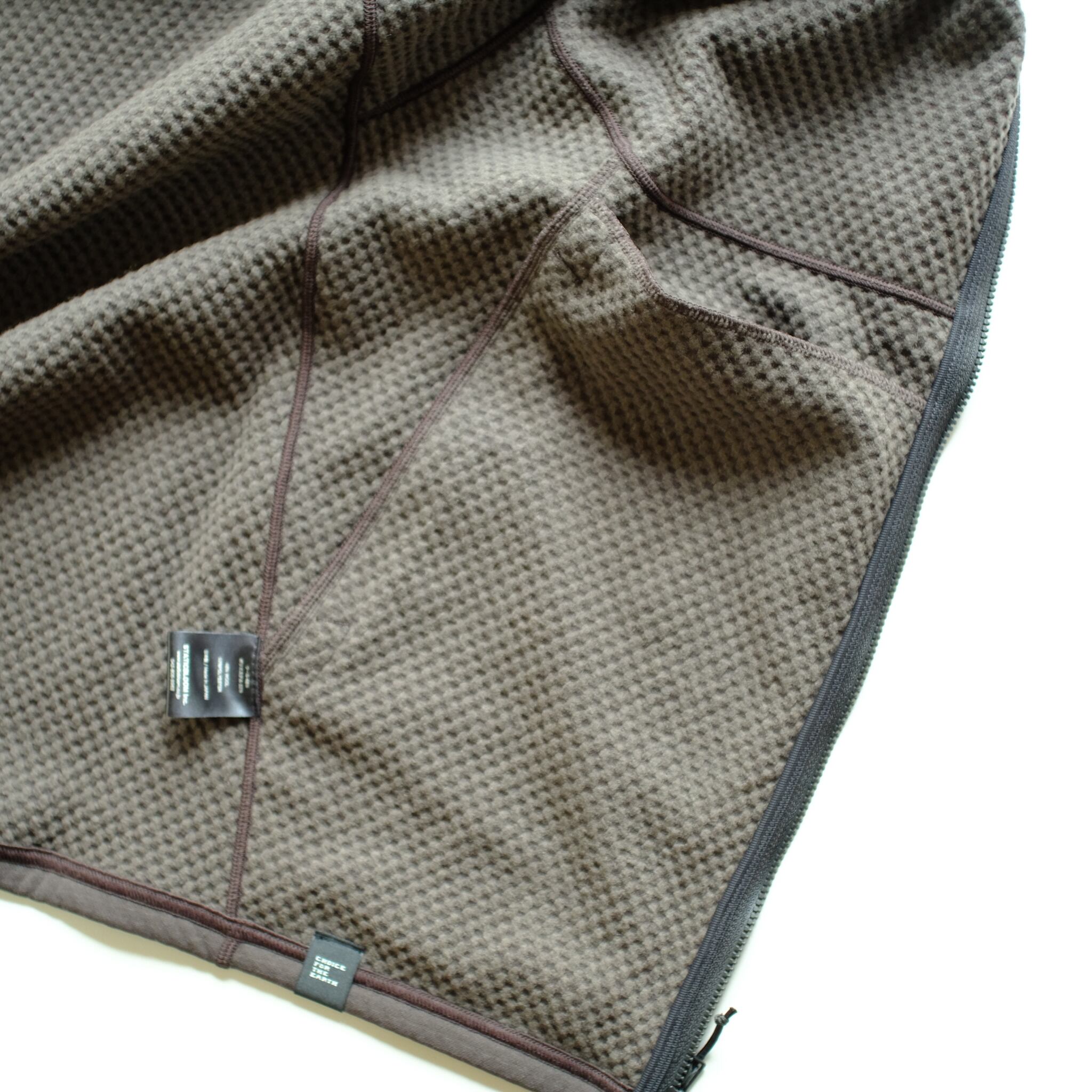 濡れたグローブなどを乾かすのに便利な裏ポケット