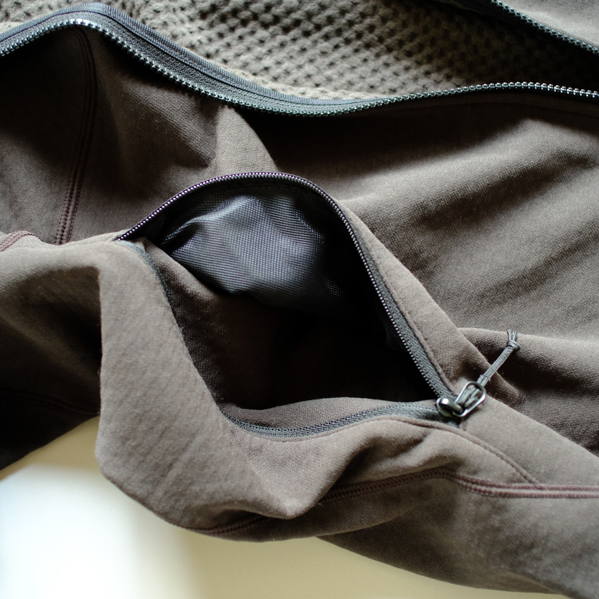 ポケット裏はメッシュでメッシュでベンチレーションとして機能