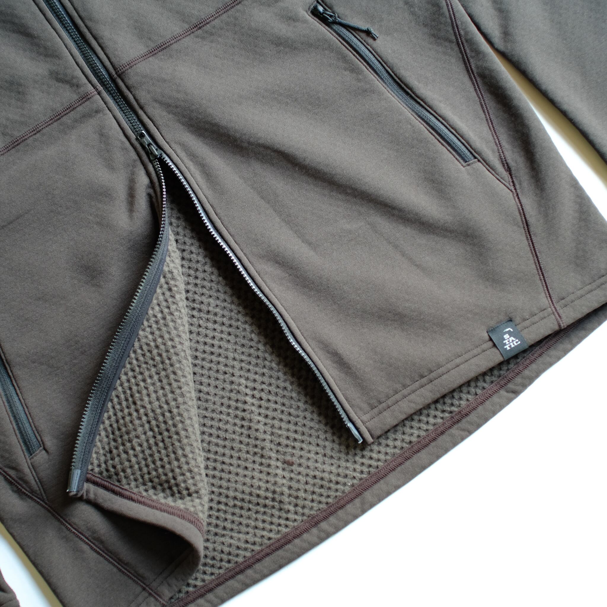 体温調節が容易なフラットシーム