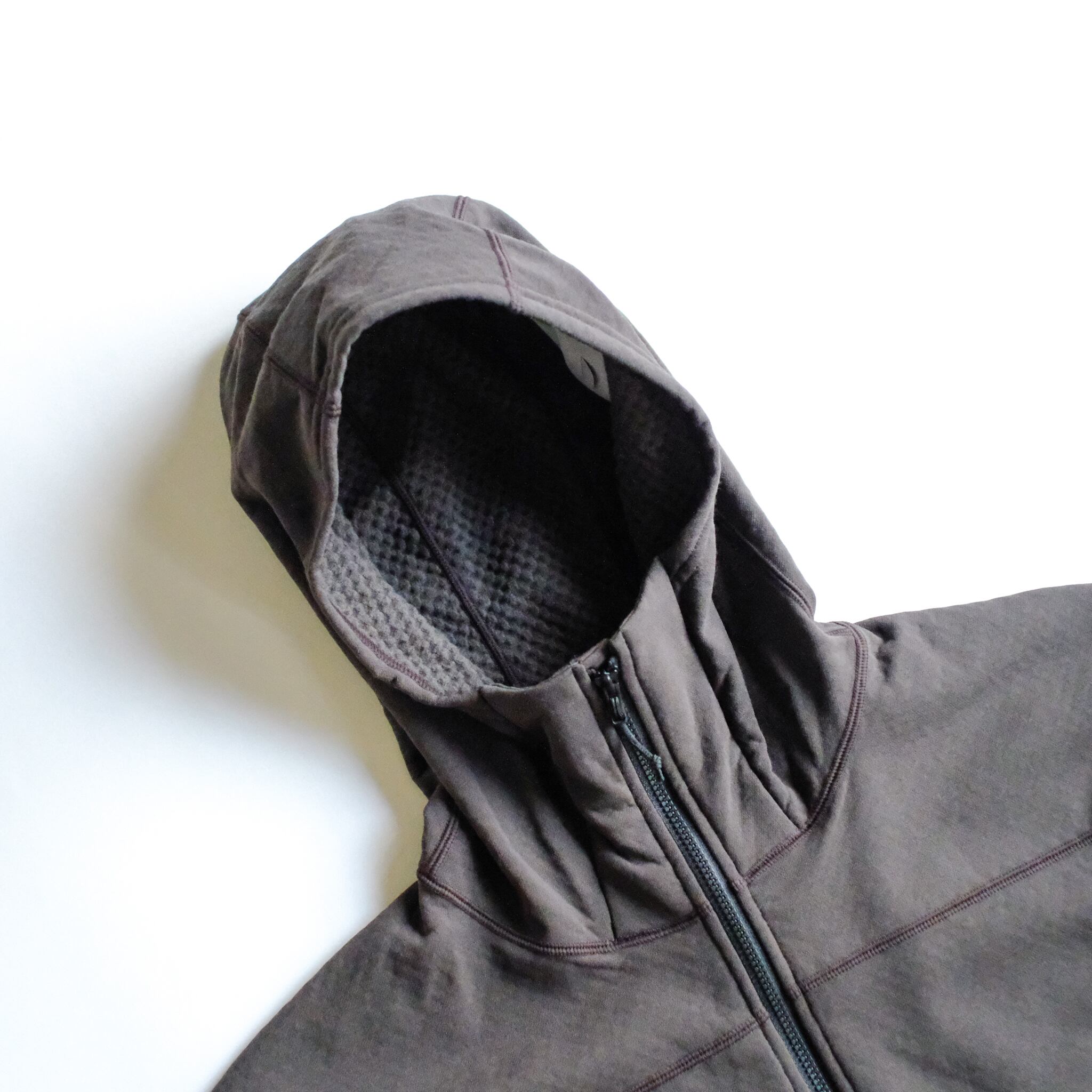 フィット感がよく厳しい環境に耐えられるフード形状