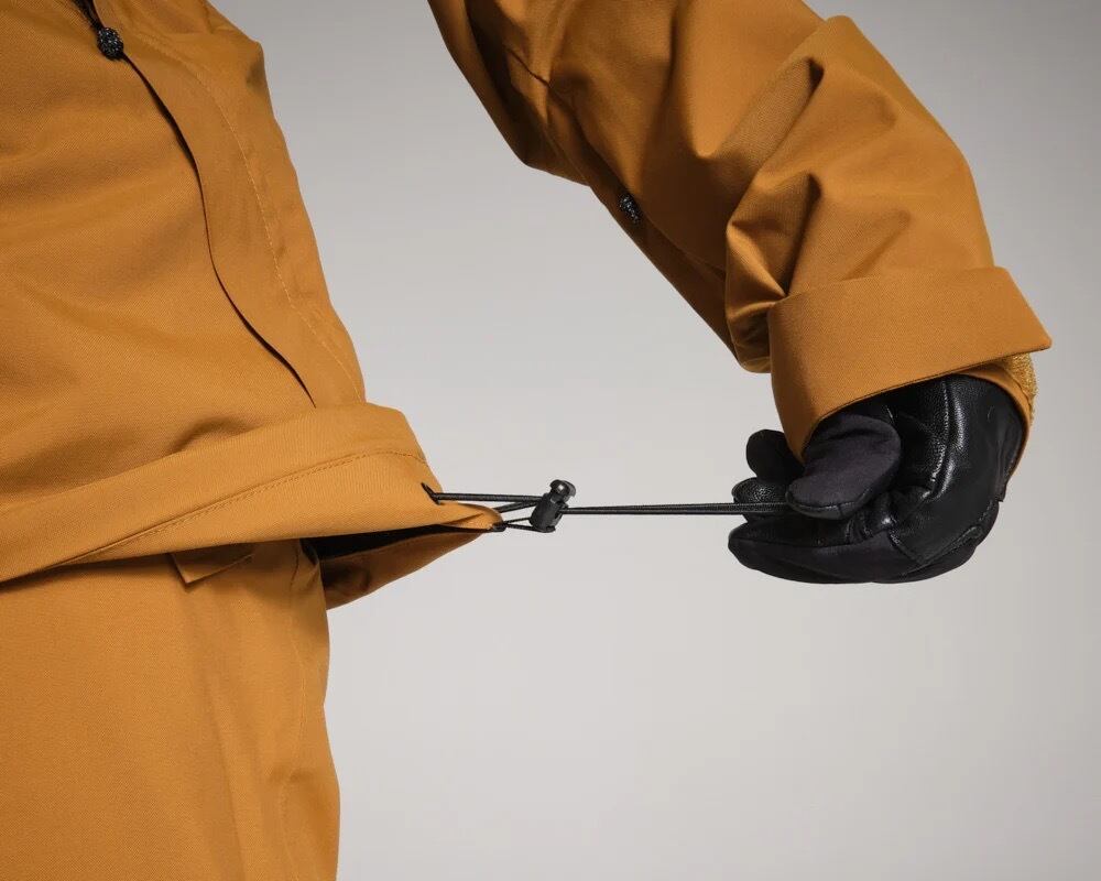 裾のドローコードでフィット調整可能