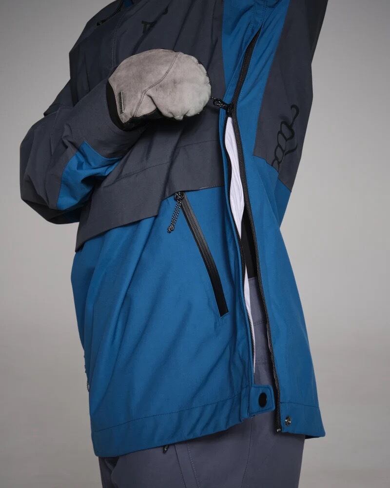 左脇下のベンチレーションは、下側から開く3スライダー構造