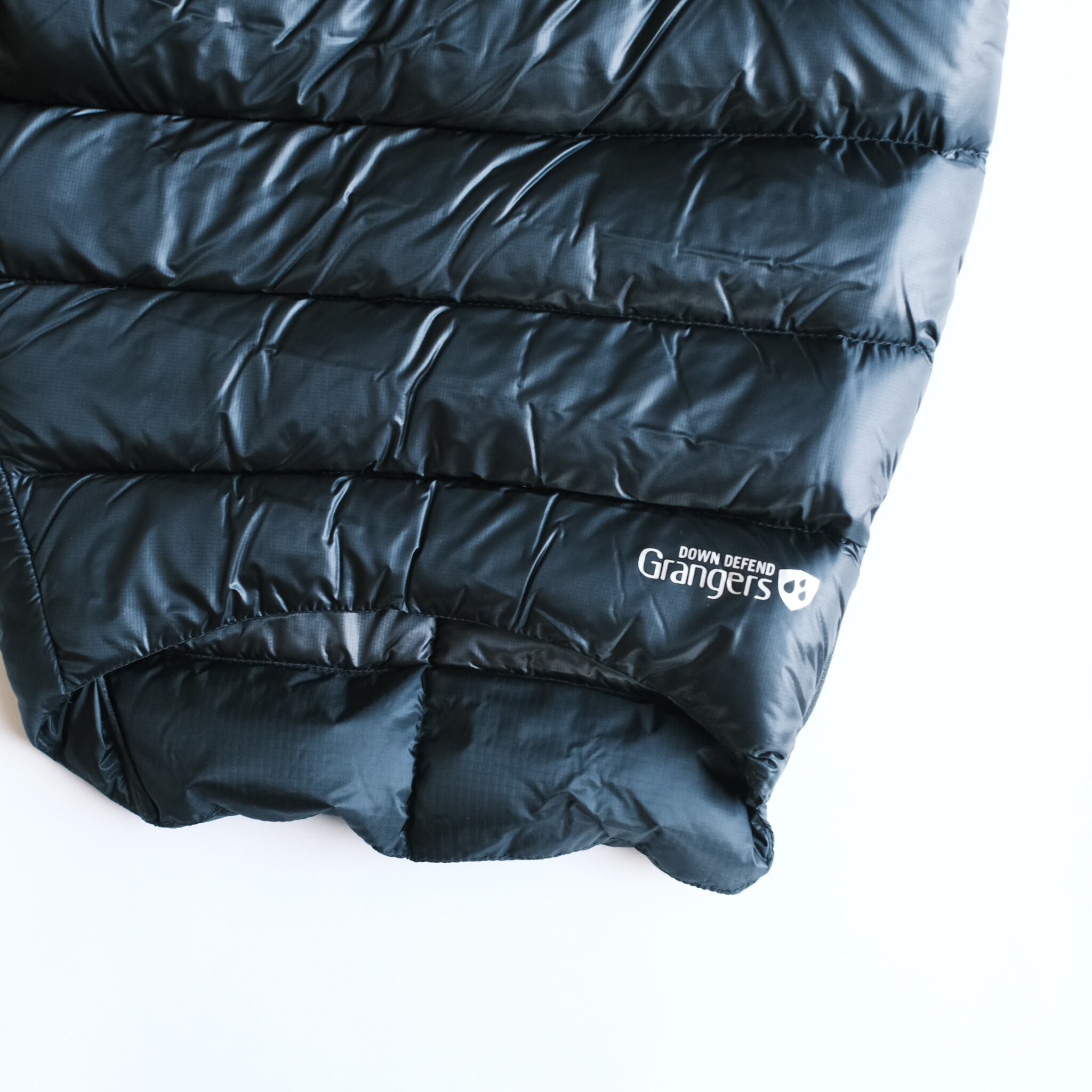 膝回りは立体的なカーブで冷気の侵入を抑える