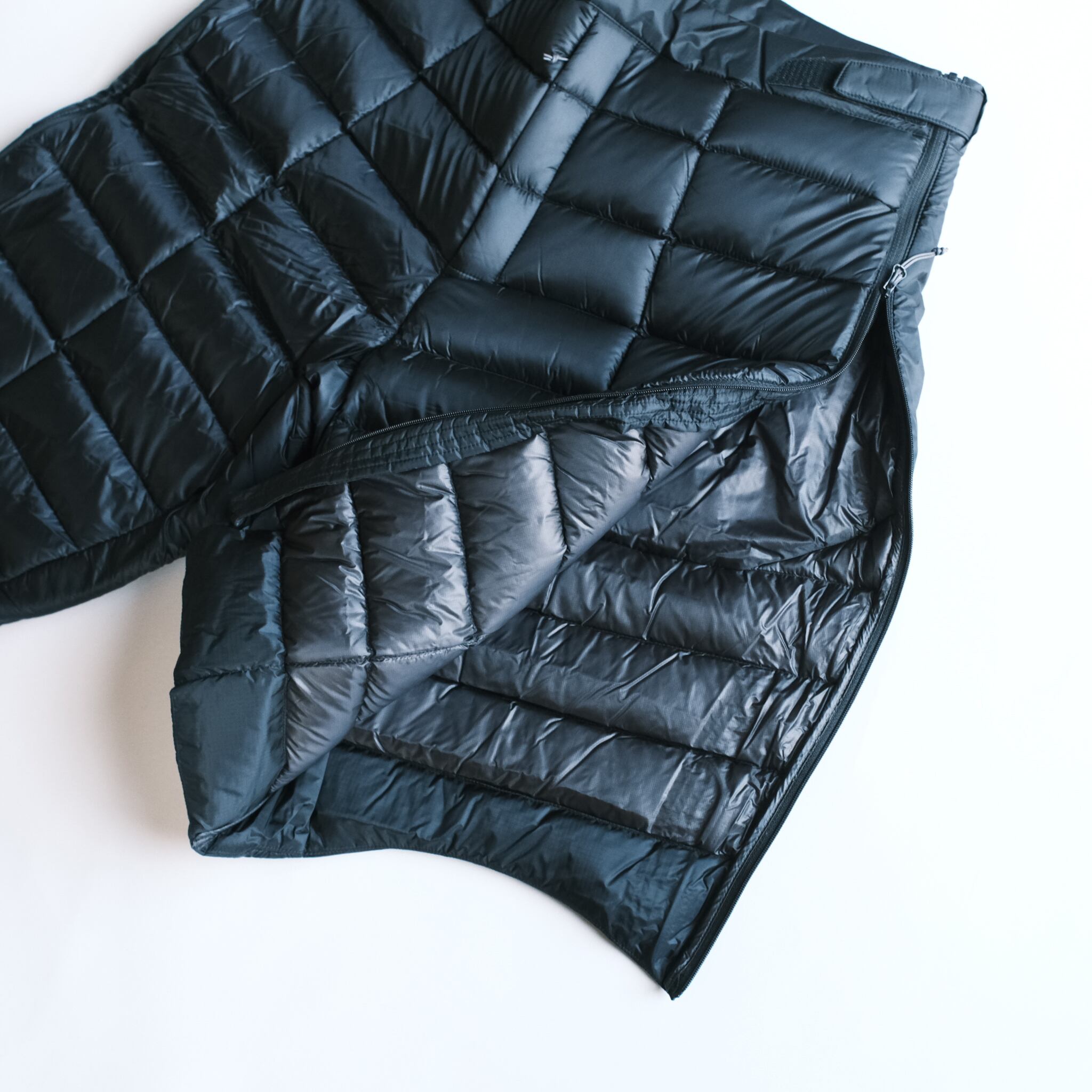 サイドジップはフルオープンする。着脱はブーツ履いたまま◎