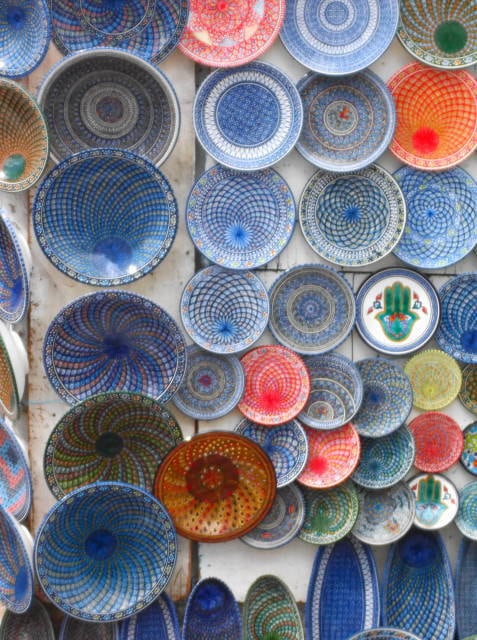 色鮮やかなお土産屋さんの壁