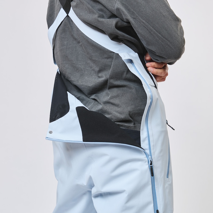 両サイドのボタンを外しジッパーを下げる事で