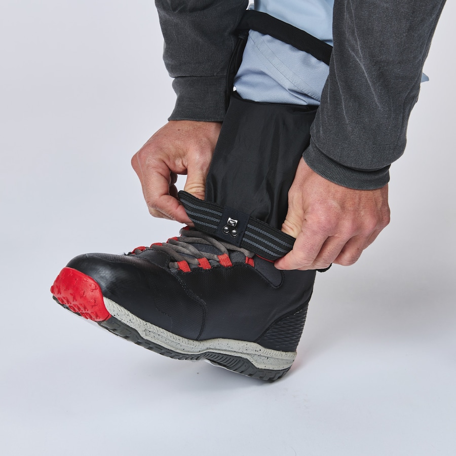 雪の侵入を防ぐフックつきゲーターを装備