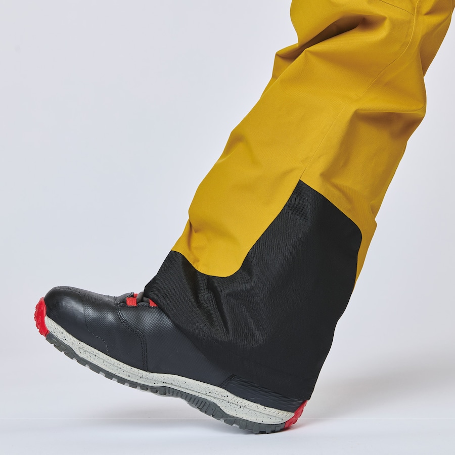 スキーやスノーシューやスプリットボードを使用するときに生地の破損を防ぐエッジガードを配置