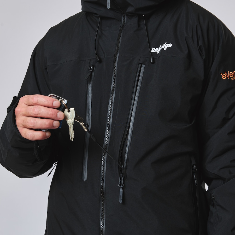 ポケット内部にはキーリングを装備