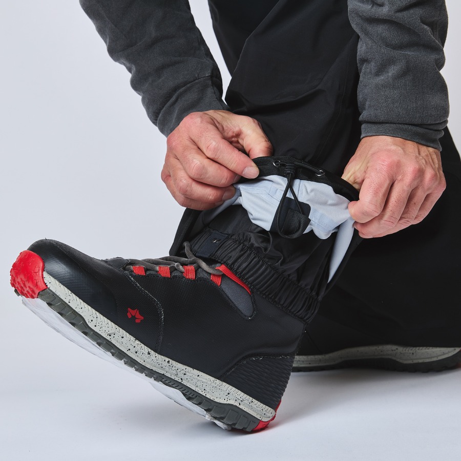 裾を絞れるようドローコードを配置