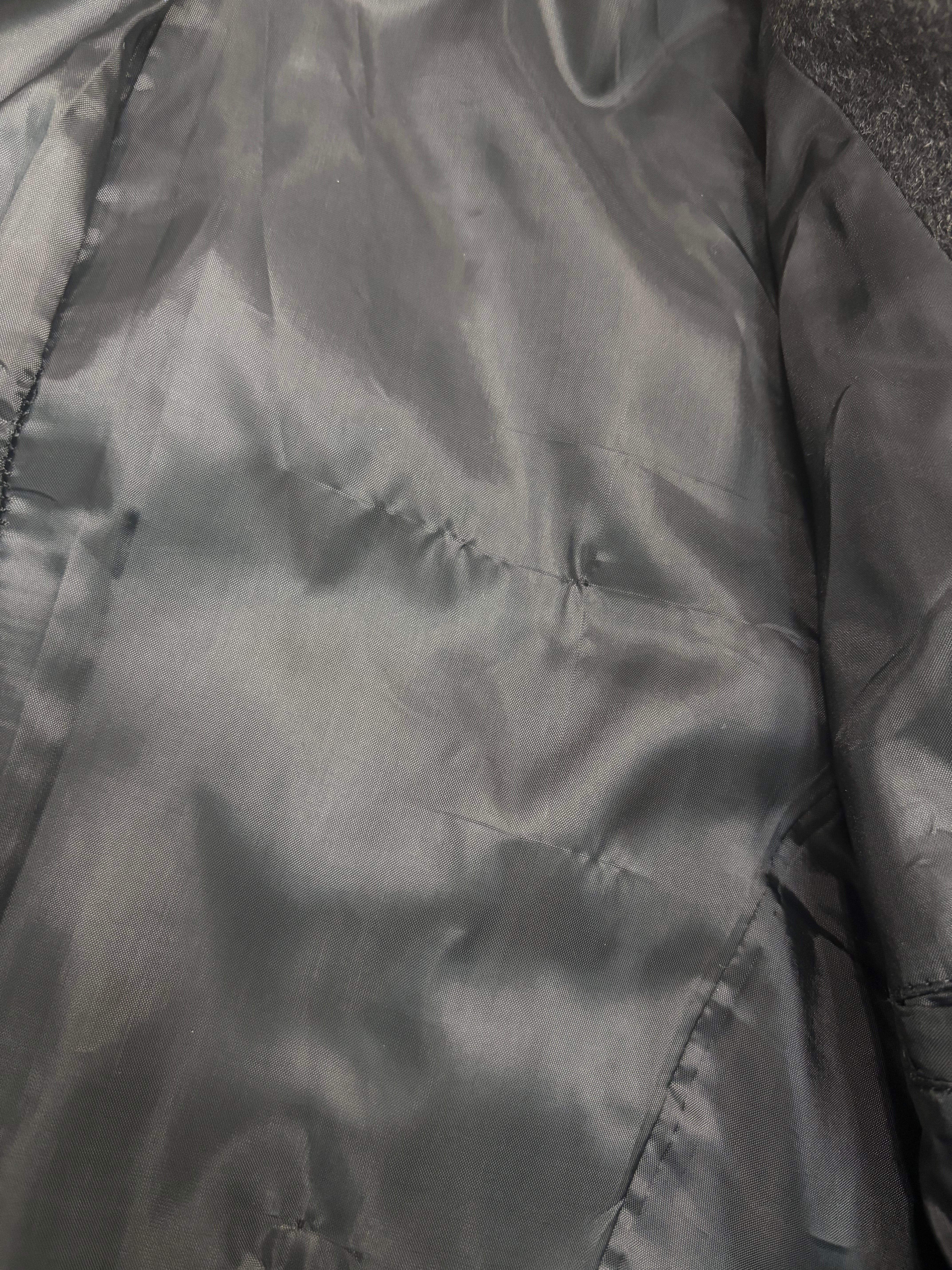 裏地シワや糸つれあり