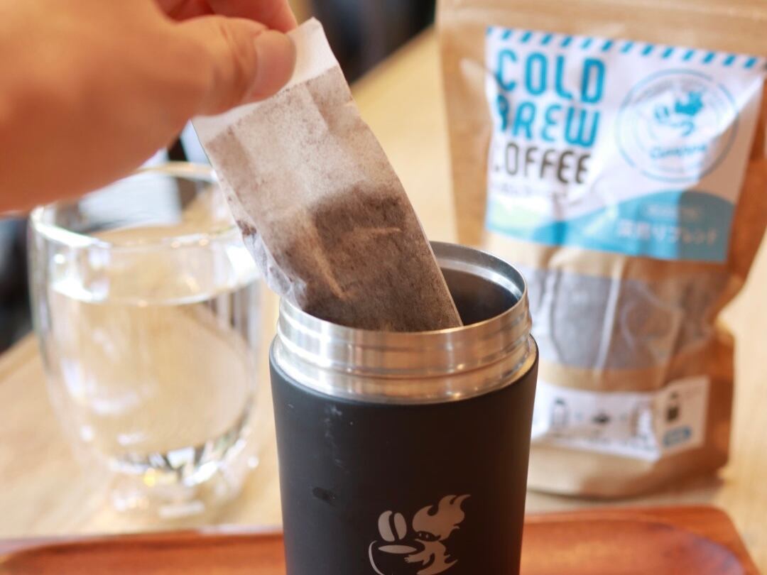 1. タンブラーに水出しパックを1パック