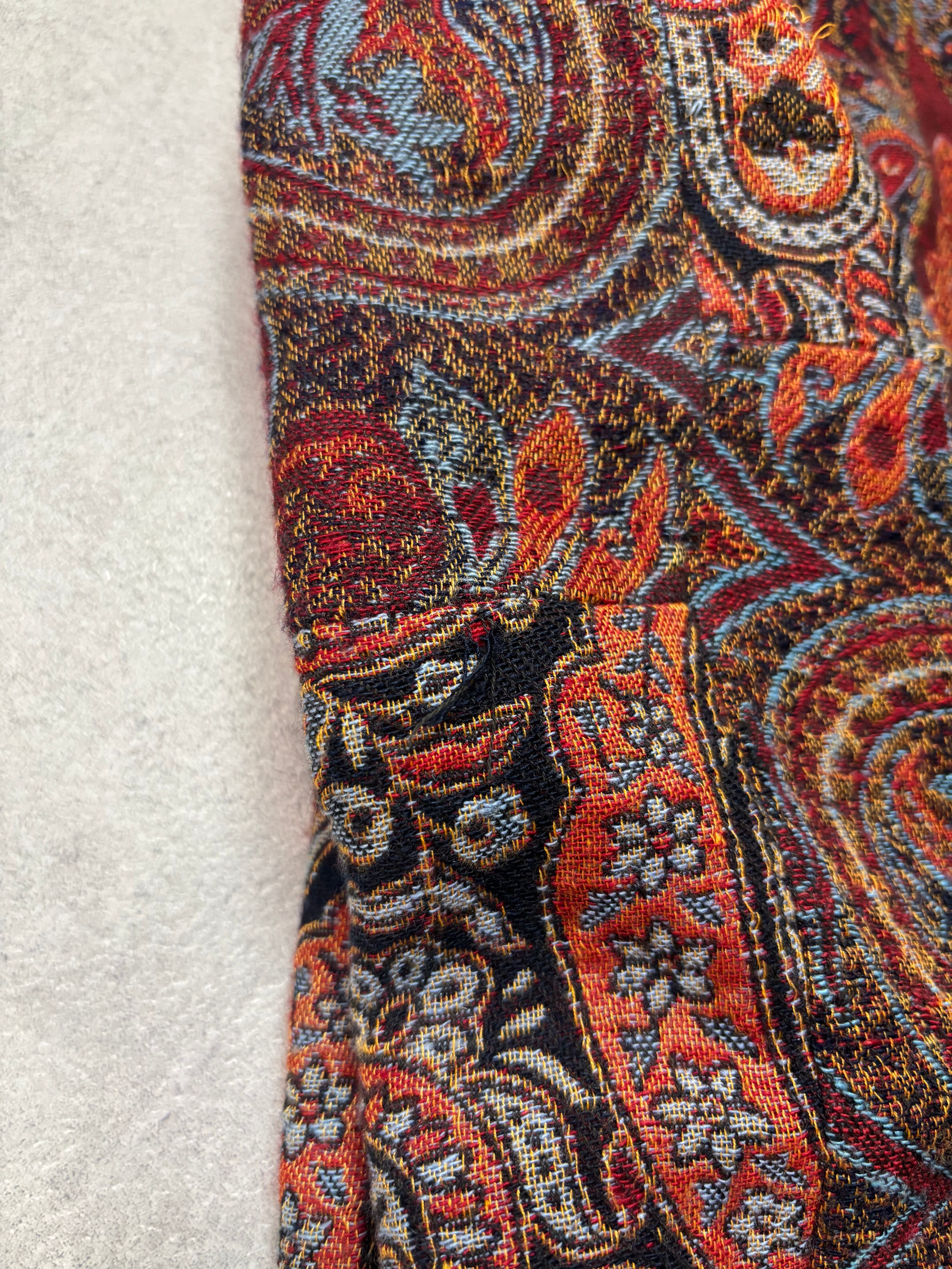 所々刺繍糸ほつれや出ている箇所あり