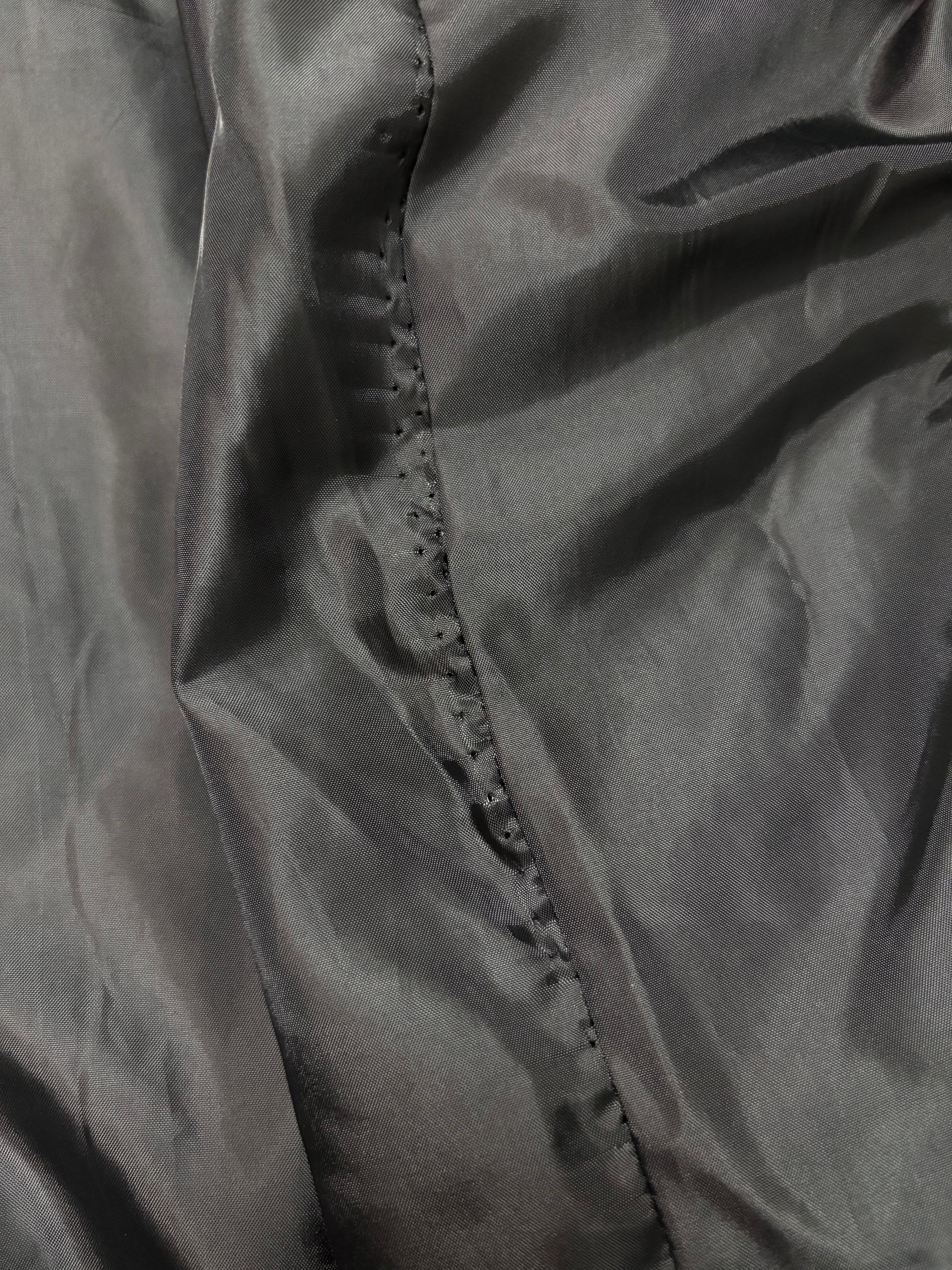 裏地縫い跡あり(小穴、小さな傷み)